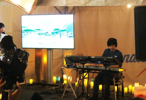 画像ギャラリー No.012のサムネイル画像 / 東京タワーのキャンドルイベントに「Sky 星を紡ぐ子どもたち」が出展。無数のキャンドルが灯る中,作中楽曲のライブパフォーマンスが響きわたる