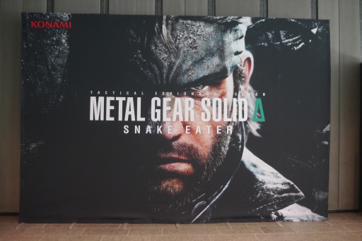���������꡼ No.001�Υ���ͥ������ / �Υ��󥿥ӥ塼�ϡ�METAL GEAR SOLID ��: SNAKE EATER�פϽ��ƿ����֥᥿�륮���פȤ��ơ��ꥹ�ڥ��Ȥ򶻤˳�ȯ��ʤ�Ƥ���