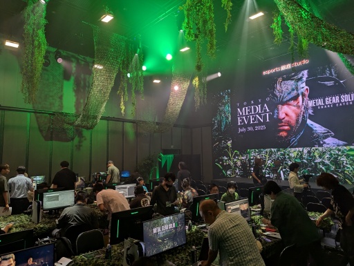 ���������꡼ No.002�Υ���ͥ������ / �Υ��󥿥ӥ塼�ϡ�METAL GEAR SOLID ��: SNAKE EATER�פϽ��ƿ����֥᥿�륮���פȤ��ơ��ꥹ�ڥ��Ȥ򶻤˳�ȯ��ʤ�Ƥ���