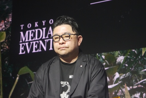 ���������꡼ No.010�Υ���ͥ������ / �Υ��󥿥ӥ塼�ϡ�METAL GEAR SOLID ��: SNAKE EATER�פϽ��ƿ����֥᥿�륮���פȤ��ơ��ꥹ�ڥ��Ȥ򶻤˳�ȯ��ʤ�Ƥ���