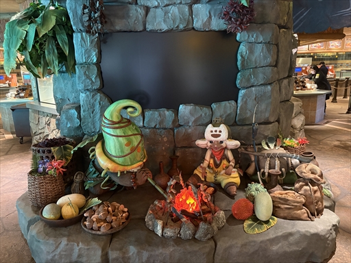 画像ギャラリー No.003のサムネイル画像 / USJ×「モンスターハンターワイルズ」コラボが期間限定で開催中。獣人族モリバーのアジトをモチーフにしたコラボレストランと,ARスタンプラリーを体験してきた