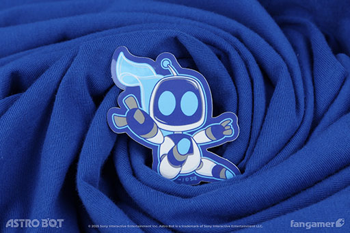 画像ギャラリー No.003のサムネイル画像 / 「アストロボット」のコラボTシャツ,ピンバッジが登場。おなじみ「アストロ」がデザインされ,ピンバッジは2種類の絵柄に変化する