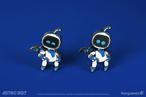 画像ギャラリー No.004のサムネイル画像 / 「アストロボット」のコラボTシャツ,ピンバッジが登場。おなじみ「アストロ」がデザインされ,ピンバッジは2種類の絵柄に変化する