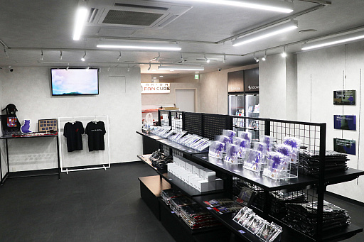 画像ギャラリー No.001のサムネイル画像 / 「かまいたちの夜 POP UP SHOP」内覧会レポ。原田ちあき氏の描き下ろしイラストを使ったTシャツなど30周年を記念した新作グッズがズラリ!