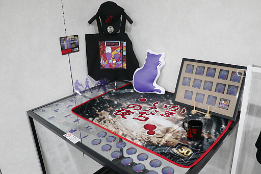 画像ギャラリー No.002のサムネイル画像 / 「かまいたちの夜 POP UP SHOP」内覧会レポ。原田ちあき氏の描き下ろしイラストを使ったTシャツなど30周年を記念した新作グッズがズラリ!