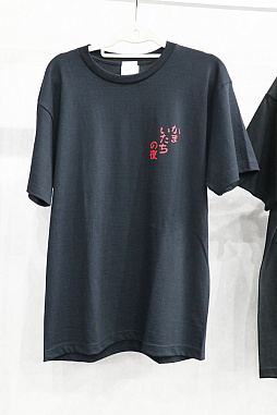 画像ギャラリー No.003のサムネイル画像 / 「かまいたちの夜 POP UP SHOP」内覧会レポ。原田ちあき氏の描き下ろしイラストを使ったTシャツなど30周年を記念した新作グッズがズラリ!