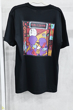 画像ギャラリー No.004のサムネイル画像 / 「かまいたちの夜 POP UP SHOP」内覧会レポ。原田ちあき氏の描き下ろしイラストを使ったTシャツなど30周年を記念した新作グッズがズラリ!