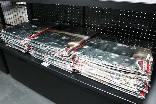 画像ギャラリー No.007のサムネイル画像 / 「かまいたちの夜 POP UP SHOP」内覧会レポ。原田ちあき氏の描き下ろしイラストを使ったTシャツなど30周年を記念した新作グッズがズラリ!