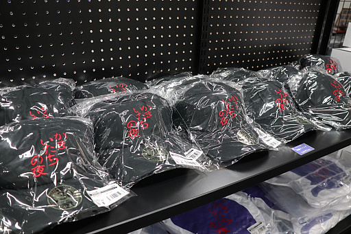 画像ギャラリー No.008のサムネイル画像 / 「かまいたちの夜 POP UP SHOP」内覧会レポ。原田ちあき氏の描き下ろしイラストを使ったTシャツなど30周年を記念した新作グッズがズラリ!