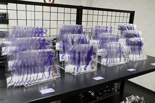 画像ギャラリー No.011のサムネイル画像 / 「かまいたちの夜 POP UP SHOP」内覧会レポ。原田ちあき氏の描き下ろしイラストを使ったTシャツなど30周年を記念した新作グッズがズラリ!