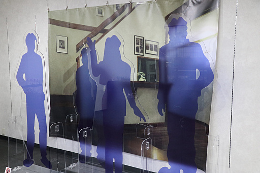 画像ギャラリー No.012のサムネイル画像 / 「かまいたちの夜 POP UP SHOP」内覧会レポ。原田ちあき氏の描き下ろしイラストを使ったTシャツなど30周年を記念した新作グッズがズラリ!