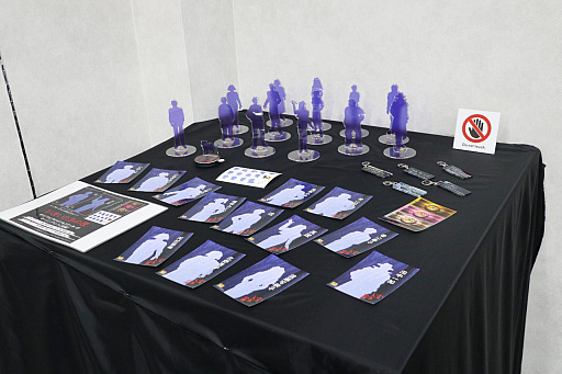 画像ギャラリー No.018のサムネイル画像 / 「かまいたちの夜 POP UP SHOP」内覧会レポ。原田ちあき氏の描き下ろしイラストを使ったTシャツなど30周年を記念した新作グッズがズラリ!