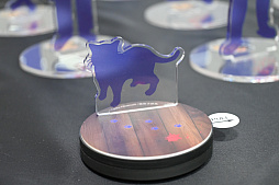 画像ギャラリー No.019のサムネイル画像 / 「かまいたちの夜 POP UP SHOP」内覧会レポ。原田ちあき氏の描き下ろしイラストを使ったTシャツなど30周年を記念した新作グッズがズラリ!