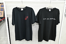 画像ギャラリー No.022のサムネイル画像 / 「かまいたちの夜 POP UP SHOP」内覧会レポ。原田ちあき氏の描き下ろしイラストを使ったTシャツなど30周年を記念した新作グッズがズラリ!