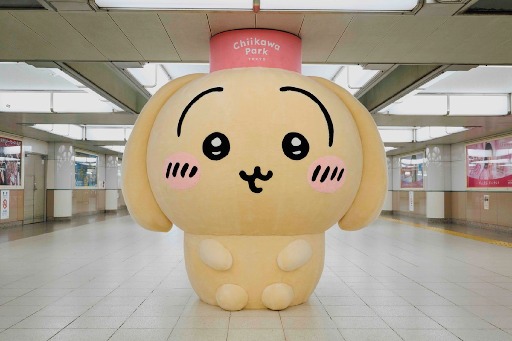 画像ギャラリー No.004のサムネイル画像 / 巨大な「ちいかわ」「ハチワレ」「うさぎ」のぬいぐるみがJR池袋駅に登場。展示期間は8月10日まで