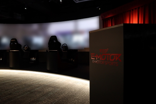 画像ギャラリー No.002のサムネイル画像 / 「首都高バトル」,RED° TOKYO TOWERで7月12日より常設展示。長谷川工業のレーシングコックピット「DRAPOJI Lite」でプレイできる