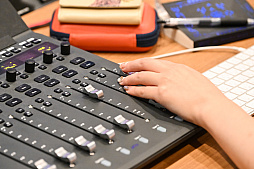 画像ギャラリー No.005のサムネイル画像 / 竹達彩奈さん,怒る。「LINE おまかせレンジャー」半周年記念,人間になったコニーの“怒りボイス”収録にお邪魔した