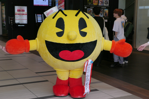 画像ギャラリー No.001のサムネイル画像 / 誕生日を控えたパックマンが,渋谷のドーナツ店で1日店長を務める。「パックマン」×「クリスピー・クリーム・ドーナツ」コラボレポート