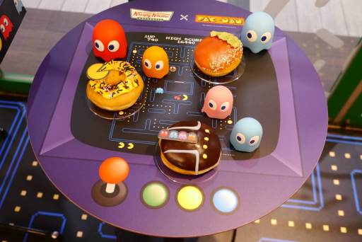 画像ギャラリー No.002のサムネイル画像 / 誕生日を控えたパックマンが,渋谷のドーナツ店で1日店長を務める。「パックマン」×「クリスピー・クリーム・ドーナツ」コラボレポート
