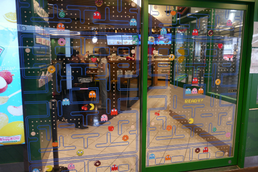 画像ギャラリー No.004のサムネイル画像 / 誕生日を控えたパックマンが,渋谷のドーナツ店で1日店長を務める。「パックマン」×「クリスピー・クリーム・ドーナツ」コラボレポート