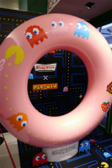 画像ギャラリー No.005のサムネイル画像 / 誕生日を控えたパックマンが,渋谷のドーナツ店で1日店長を務める。「パックマン」×「クリスピー・クリーム・ドーナツ」コラボレポート