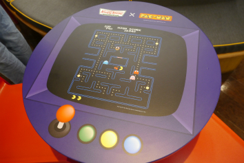 画像ギャラリー No.006のサムネイル画像 / 誕生日を控えたパックマンが,渋谷のドーナツ店で1日店長を務める。「パックマン」×「クリスピー・クリーム・ドーナツ」コラボレポート