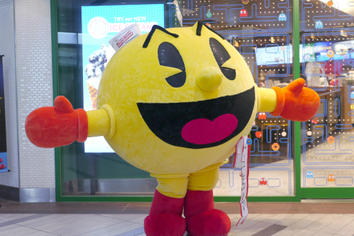 画像ギャラリー No.015のサムネイル画像 / 誕生日を控えたパックマンが,渋谷のドーナツ店で1日店長を務める。「パックマン」×「クリスピー・クリーム・ドーナツ」コラボレポート