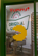 画像ギャラリー No.016のサムネイル画像 / 誕生日を控えたパックマンが,渋谷のドーナツ店で1日店長を務める。「パックマン」×「クリスピー・クリーム・ドーナツ」コラボレポート