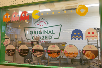 画像ギャラリー No.017のサムネイル画像 / 誕生日を控えたパックマンが,渋谷のドーナツ店で1日店長を務める。「パックマン」×「クリスピー・クリーム・ドーナツ」コラボレポート