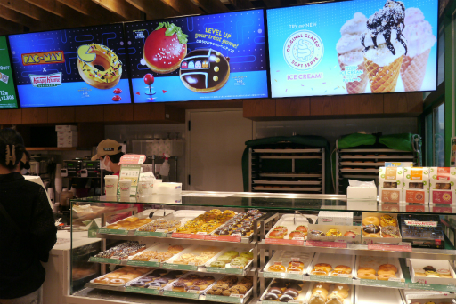 画像ギャラリー No.019のサムネイル画像 / 誕生日を控えたパックマンが,渋谷のドーナツ店で1日店長を務める。「パックマン」×「クリスピー・クリーム・ドーナツ」コラボレポート