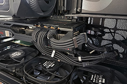 画像ギャラリー No.008のサムネイル画像 / Sapphireのグラフィックスカード「NITRO+ RX 9070 XT」を購入して,散財の神Lisa Suと「12V-2×6」地獄の入口で握手した