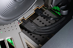 画像ギャラリー No.009のサムネイル画像 / Sapphireのグラフィックスカード「NITRO+ RX 9070 XT」を購入して,散財の神Lisa Suと「12V-2×6」地獄の入口で握手した