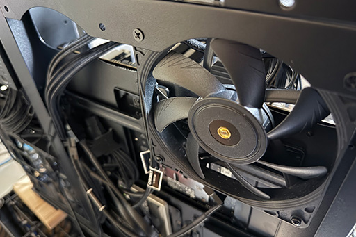 画像ギャラリー No.018のサムネイル画像 / Sapphireのグラフィックスカード「NITRO+ RX 9070 XT」を購入して,散財の神Lisa Suと「12V-2×6」地獄の入口で握手した