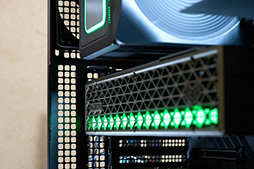 画像ギャラリー No.031のサムネイル画像 / Sapphireのグラフィックスカード「NITRO+ RX 9070 XT」を購入して,散財の神Lisa Suと「12V-2×6」地獄の入口で握手した