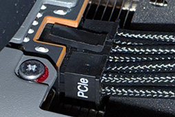 画像ギャラリー No.034のサムネイル画像 / Sapphireのグラフィックスカード「NITRO+ RX 9070 XT」を購入して,散財の神Lisa Suと「12V-2×6」地獄の入口で握手した