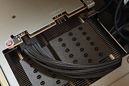 画像ギャラリー No.038のサムネイル画像 / Sapphireのグラフィックスカード「NITRO+ RX 9070 XT」を購入して,散財の神Lisa Suと「12V-2×6」地獄の入口で握手した