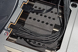 画像ギャラリー No.039のサムネイル画像 / Sapphireのグラフィックスカード「NITRO+ RX 9070 XT」を購入して,散財の神Lisa Suと「12V-2×6」地獄の入口で握手した