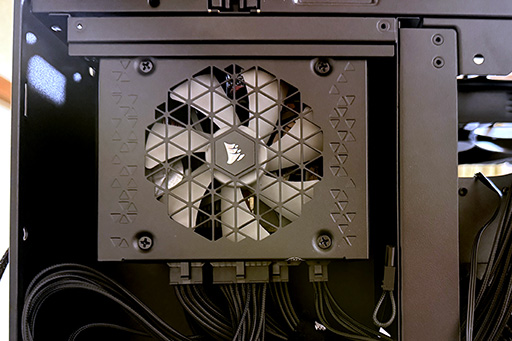 画像ギャラリー No.040のサムネイル画像 / Sapphireのグラフィックスカード「NITRO+ RX 9070 XT」を購入して,散財の神Lisa Suと「12V-2×6」地獄の入口で握手した