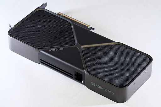 ���������꡼ No.009�Υ���ͥ������ / �̿��Ǹ����GeForce RTX 5090 Founders Edition�ס��¿�����ѹ�¤�κ��Ѥ�2�����åȤθ��ߤ�¸�����������GeForce