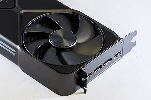 ���������꡼ No.013�Υ���ͥ������ / �̿��Ǹ����GeForce RTX 5090 Founders Edition�ס��¿�����ѹ�¤�κ��Ѥ�2�����åȤθ��ߤ�¸�����������GeForce
