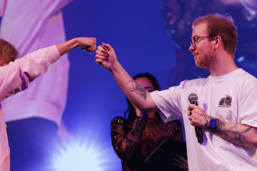 ���������꡼ No.008�Υ���ͥ������ / �桼�ӡ��������եȼ�š�FPS Day X�ײ���ݡ��ȡ���UBIDAY�פΰ����ҤϷ����Ѥ������⥳�ߥ�˥ƥ��򲹤�³���Ƥ���