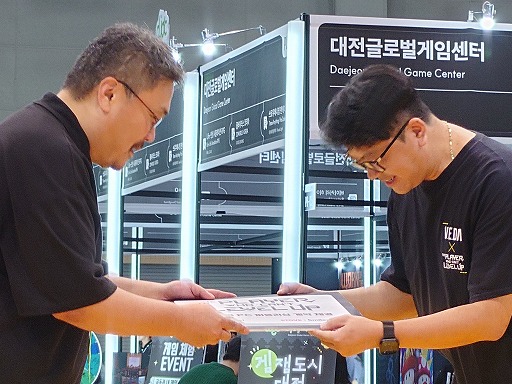 ���������꡼ No.003�Υ���ͥ������ / ��������å��奢����������ǯ��٥�1�ץ쥤�䡼�פ�Ҳ𡣥�����饤���ȥ졼�˥��ѥ������V.E.D.A�פ�ȯ��Υ��������ο����BIC2025��