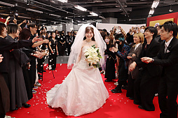 画像ギャラリー No.014のサムネイル画像 / 「龍が如く」冠婚葬祭展レポート。結婚,葬儀,兄弟の盃を交わす……人生のドラマをテーマに「龍が如く」らしさを味わえる