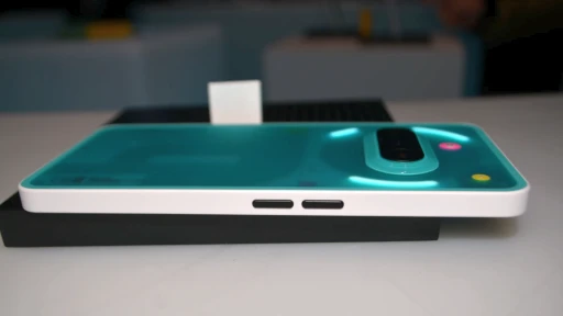 画像ギャラリー No.009のサムネイル画像 / 「Phone (3a) Community Edition」がお披露目されたポップアップイベントをレポート。90年代後半のゲーム機を思わせるデザインが魅力