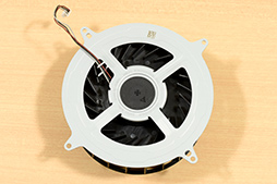 画像ギャラリー No.010のサムネイル画像 / 「PlayStation 5」分解レポート。ソニーらしいこだわりに満ちた設計を,実機をバラして改めて確認してみた