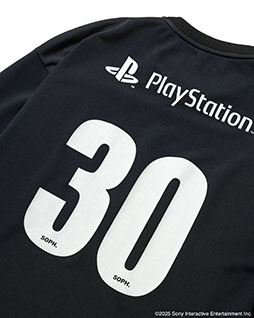 画像ギャラリー No.012のサムネイル画像 / 「YOASOBI」,PS発売30周年記念プロジェクトの楽曲リリースを記念して,アパレルブランド「SOPH.」とコラボしたゲームシャツをリリース