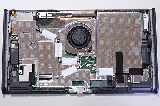 画像ギャラリー No.009のサムネイル画像 / 「Nintendo Switch 2」分解レポート。Switchの構造を踏襲しつつ,信頼性を高める工夫が随所に見られる