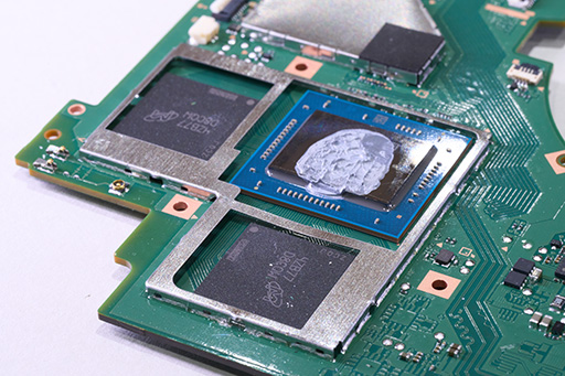 画像ギャラリー No.023のサムネイル画像 / 「Nintendo Switch 2」分解レポート。Switchの構造を踏襲しつつ,信頼性を高める工夫が随所に見られる