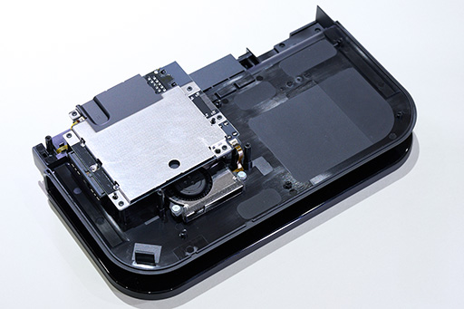 画像ギャラリー No.036のサムネイル画像 / 「Nintendo Switch 2」分解レポート。Switchの構造を踏襲しつつ,信頼性を高める工夫が随所に見られる