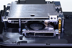 画像ギャラリー No.037のサムネイル画像 / 「Nintendo Switch 2」分解レポート。Switchの構造を踏襲しつつ,信頼性を高める工夫が随所に見られる